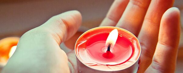 Горящая свеча в руке, фото из архива - Sputnik Армения