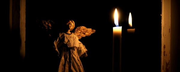 Статуэтка ангела и свеча на кладбище - Sputnik Արմենիա