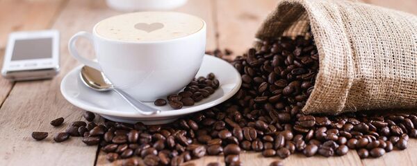 Чашка черного кофе на фоне кофейных зерен - Sputnik Արմենիա