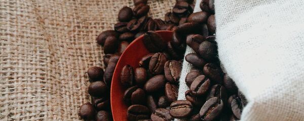 Черный кофе в зернах Черный кофе в зернах - Sputnik Армения