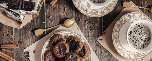 Чашка кофе и тортик с корицей  - Sputnik Արմենիա