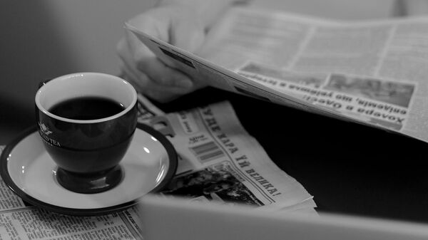 Стопка утренних газет за чашкой кофе - Sputnik Армения