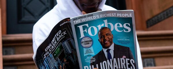 Молодой человек читает журнал Forbes - Sputnik Արմենիա