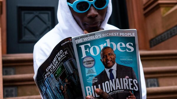 Молодой человек читает журнал Forbes - Sputnik Արմենիա