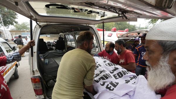 Пострадавшего в результате пожара в Карачи везут в больницу (26 ноября 2023). Пакистан - Sputnik Армения