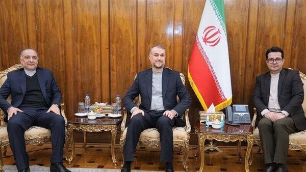 Глава МИД Ирана Хосейн Амир Абдоллахиан на встрече с послами Ирана в Армении и Азербаджане Мехди Собхани (слева) и Аббасом Мусави (25 ноября 2023). Тегеран - Sputnik Армения