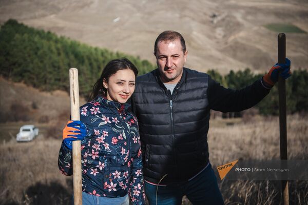Элен Авалян и Арам Ераносян в первом и единственном в Армении &quot;Лесу молодоженов&quot;, где вместо символичных &quot;таросиков&quot; молодые пары сажают деревья - Sputnik Армения
