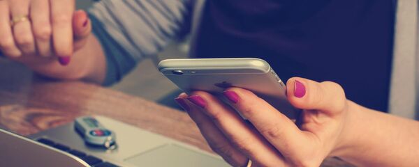 Девушка со смартфоном - Sputnik Армения