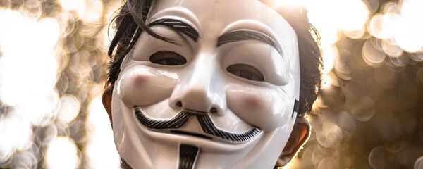 Молодой человек в маске Анонимус - Sputnik Армения