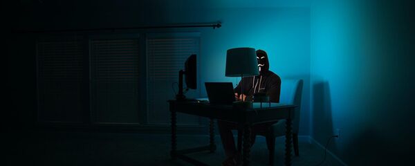 Молодой человек перед компьютером - Sputnik Армения