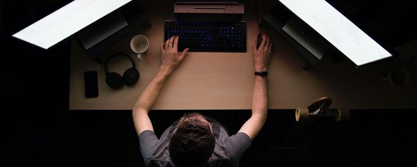 Пользователь за компьютером печатает на клавиатуре - Sputnik Արմենիա