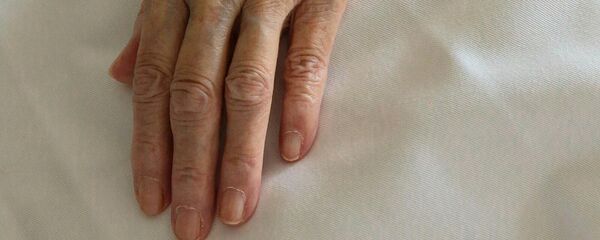 Рукa пожилой женщины - Sputnik Արմենիա