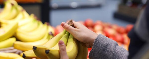 Покупательница выбирает бананы в торговом зале - Sputnik Армения