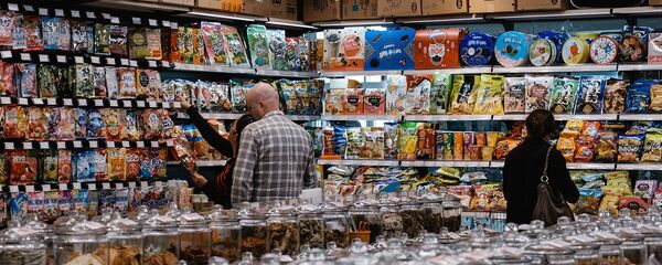 Посетители в супермаркете. - Sputnik Армения