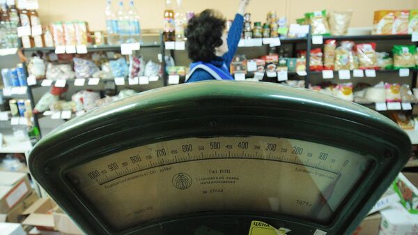 Продавец достает банку кофе с полки в сельском магазине - Sputnik Արմենիա