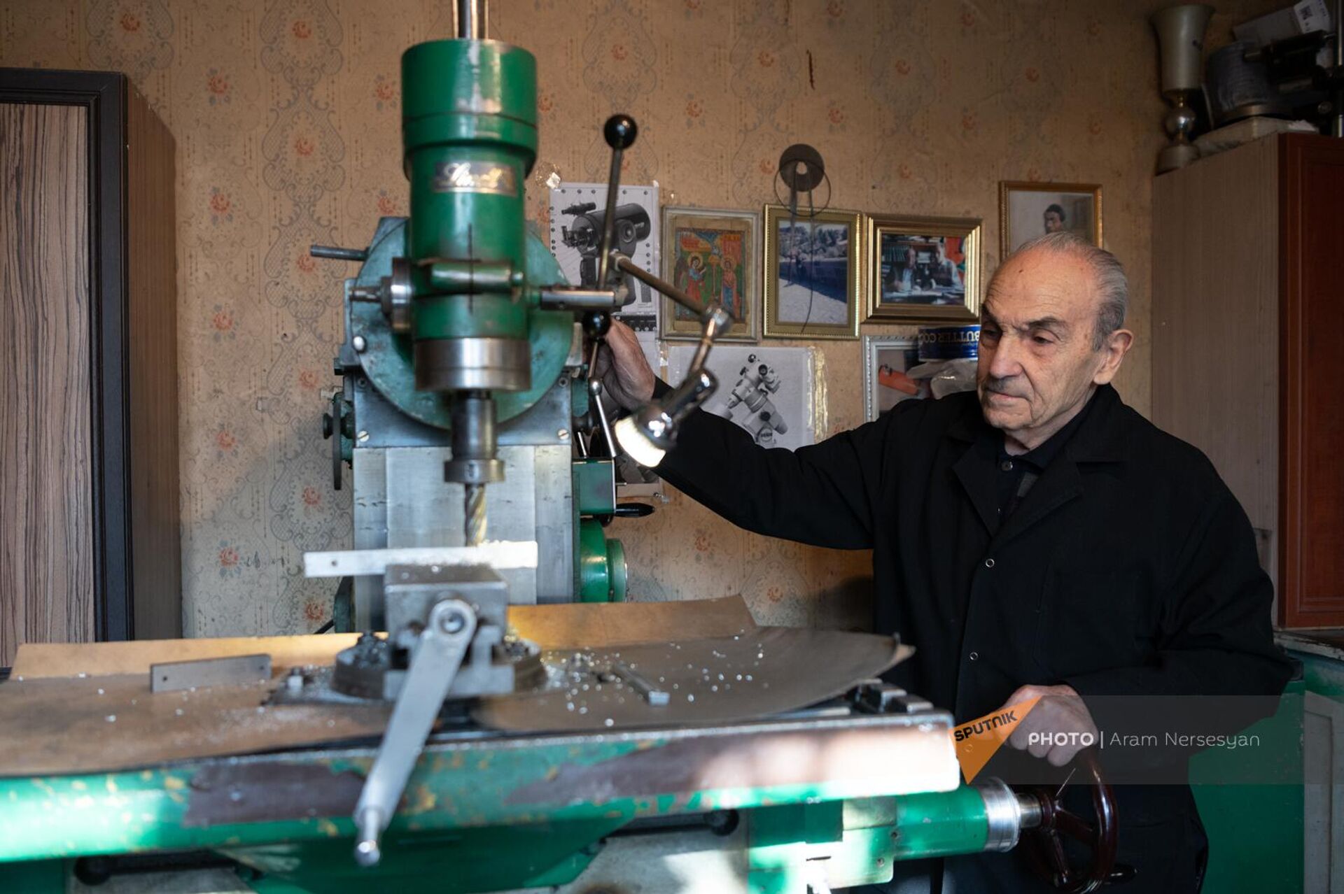 93-летний Володя Агабабян мастерит телескопы - Sputnik Армения, 1920, 01.12.2023