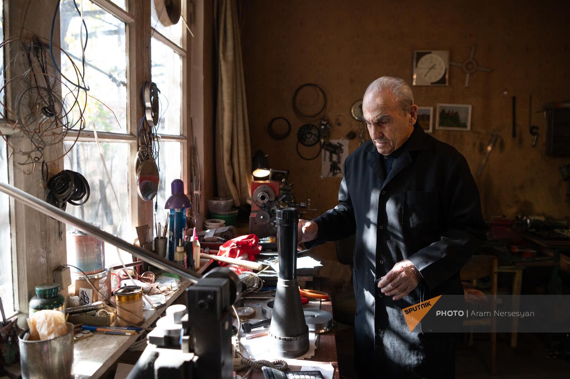 93-летний Володя Агабабян мастерит телескопы - Sputnik Արմենիա, 1920, 29.11.2023