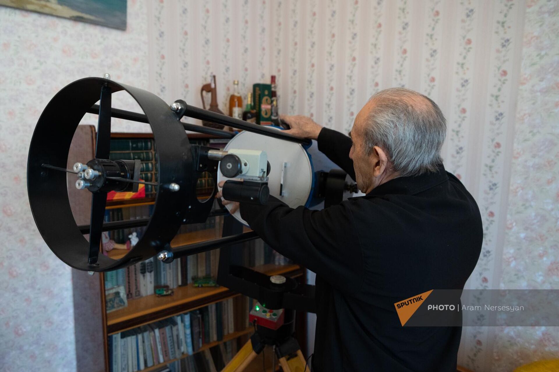 93-летний Володя Агабабян мастерит телескопы - Sputnik Армения, 1920, 01.12.2023