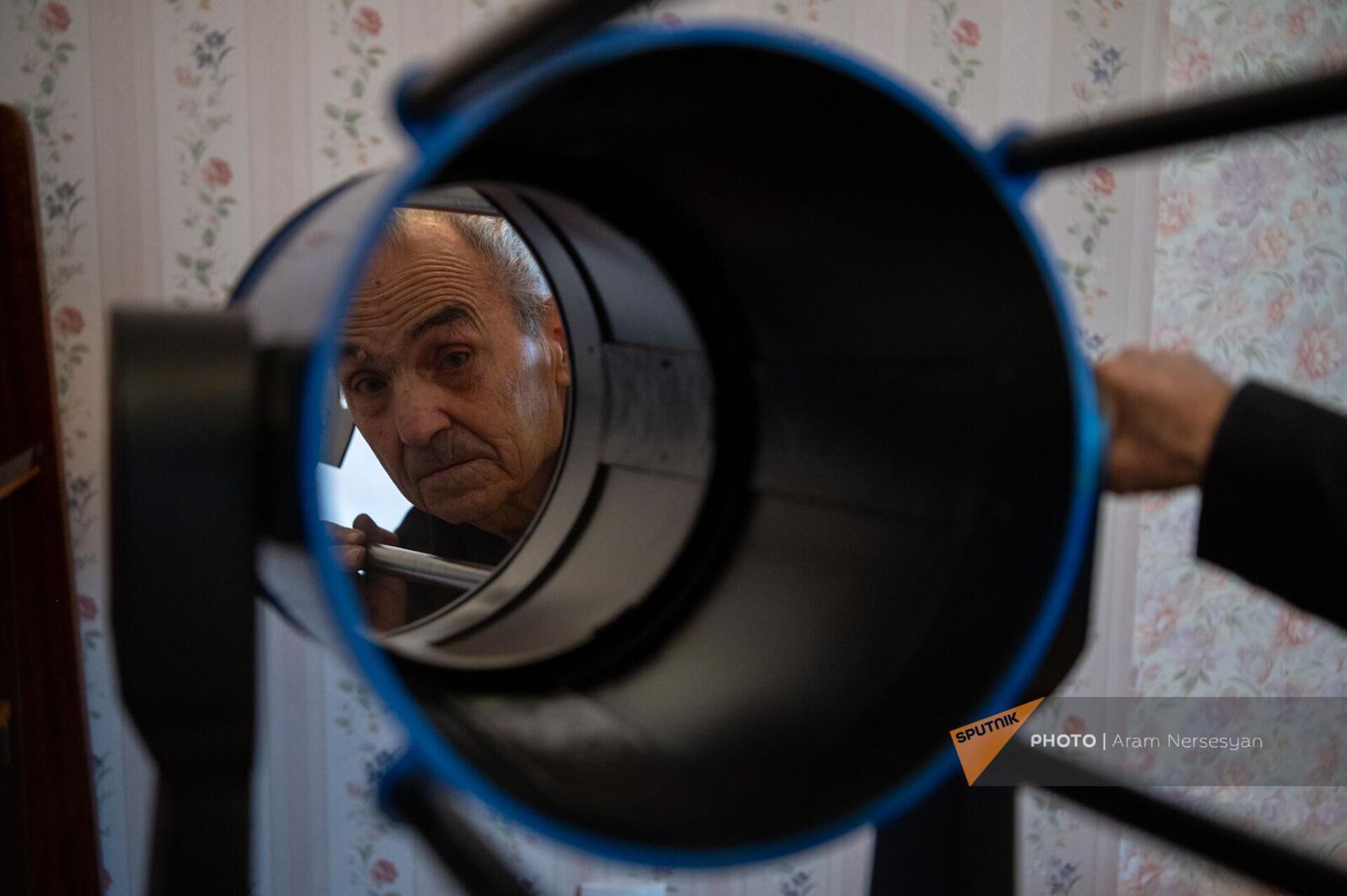 93-летний Володя Агабабян мастерит телескопы - Sputnik Արմենիա, 1920, 29.11.2023
