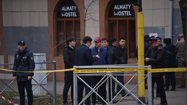 Следователи на месте пожара в хостеле (30 ноября 2023). Алматы - Sputnik Армения