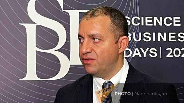 Министр экономики Ваан Керобян отвечает на вопросы журналистов после официальной части церемонии открытия фестиваля Дни науки и бизнеса -2023 (1 декабря 2023). Еревaн - Sputnik Армения