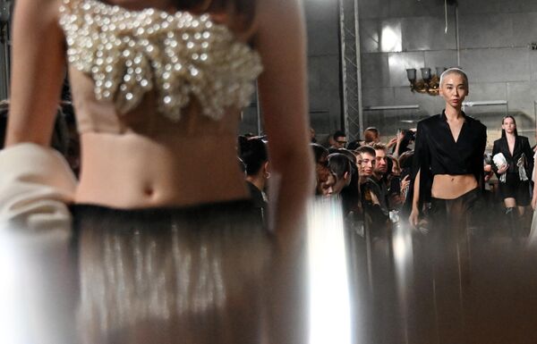 Модели на подиуме во время модного показа коллекции Алены Ахмадулиной - Sputnik Армения