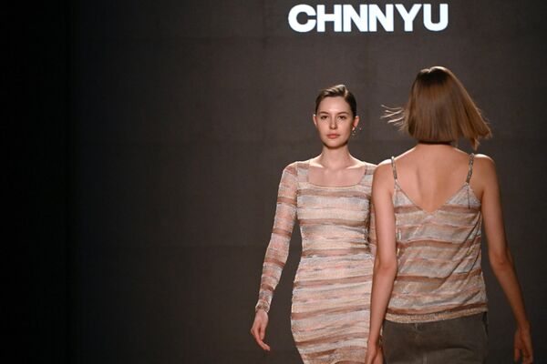 Մոդելները պոդիումի վրա՝ «BRICS+ Fashion Summit»-ի շրջանակում Չինաստանից CHNNYU ապրանքանիշի նորաձևության ցուցադրության ժամանակ - Sputnik Արմենիա