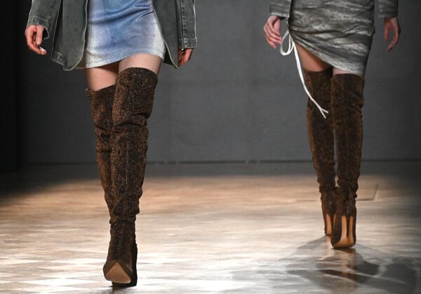 Модели на подиуме во время модного показа бренда нестандартной классики из Китая CHNNYU - Sputnik Армения