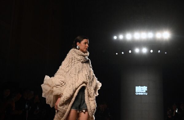 Модель на подиуме во время модного показа бренда нестандартной классики из Китая CHNNYU в рамках BRICS+ Fashion Summit - Sputnik Армения