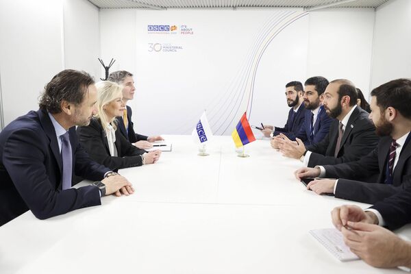 Министр иностранных дел Арарат Мирзоян встретился с председателем Парламентской ассамблеи ОБСЕ Пией Каума (1 декабря 2023). Скопье - Sputnik Армения