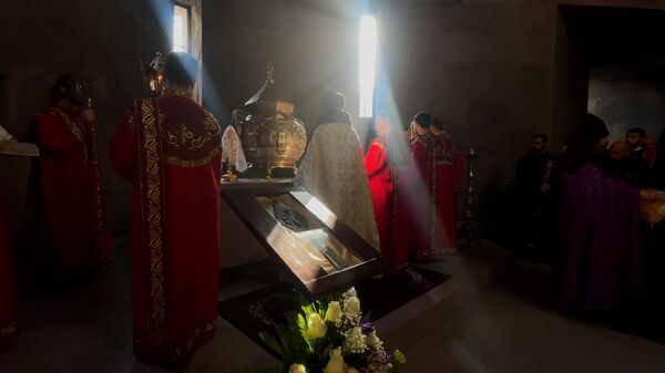 Одну из главных реликвий христианства - Священное копье вынесли во время службы в Первопрестольном Эчмиадзине - Sputnik Армения