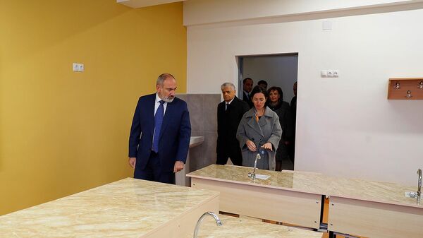 Премьер-министр Никол Пашинян посетил недавно построенную среднюю школу в Джрарате (2 декабря 2023). Котайк - Sputnik Армения