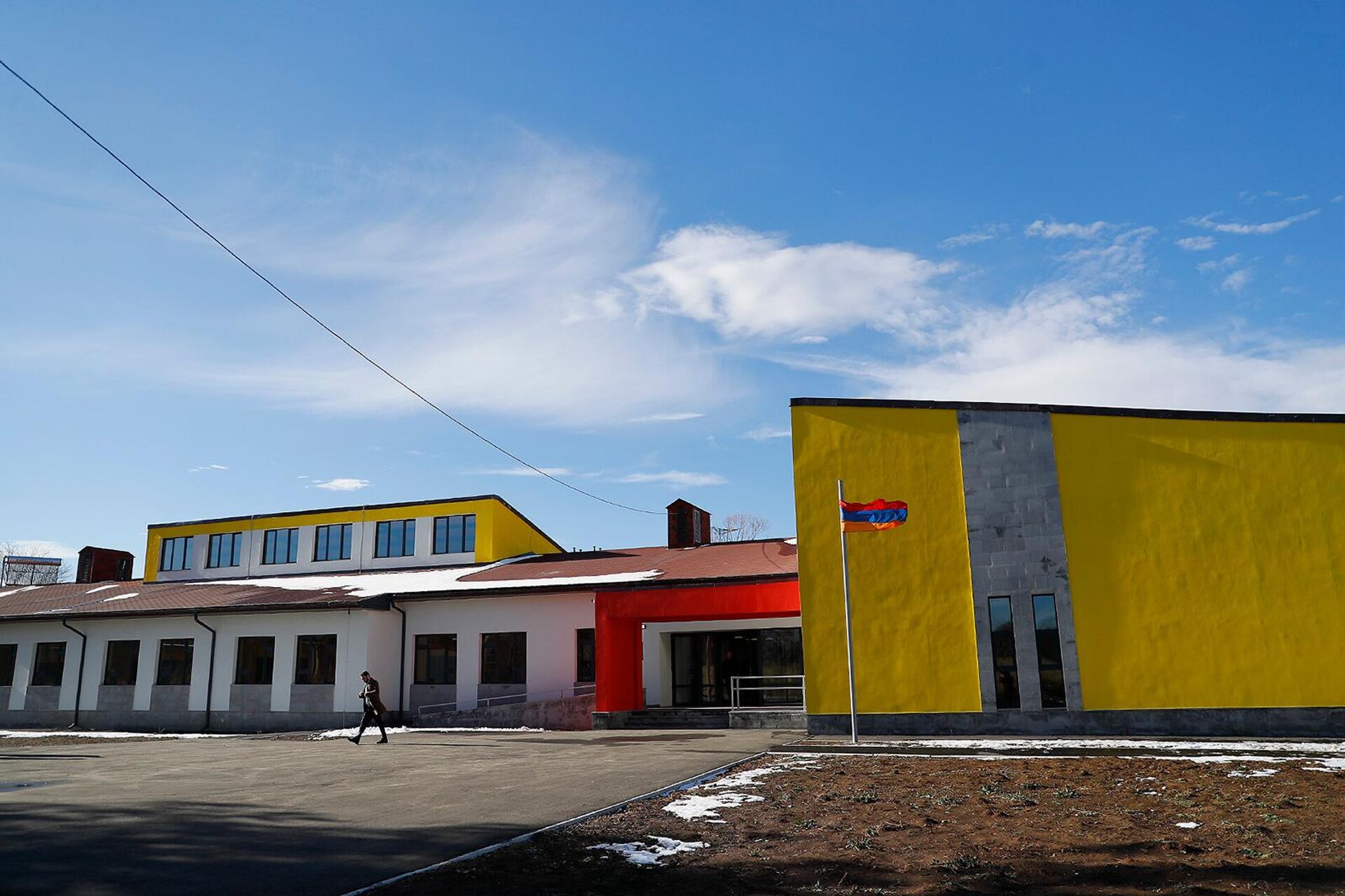 Здание недавно построенной средней школы в Джрарате, Котайк - Sputnik Армения, 1920, 02.12.2023