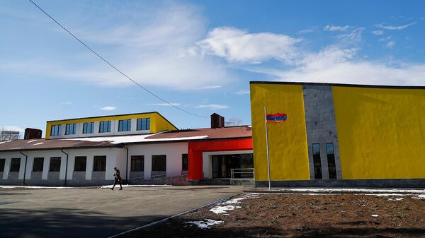 Здание недавно построенной средней школы в Джрарате, Котайк - Sputnik Армения