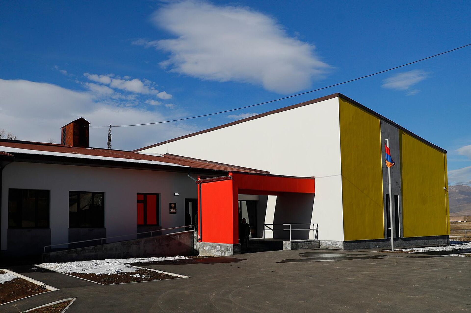 Здание недавно построенной средней школы в Джрарате, Котайк - Sputnik Արմենիա, 1920, 02.12.2023