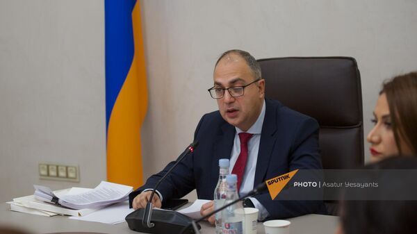 Глава комиссии по государственно-правовым вопросам Владимир Варданян на обсуждении проекта Айакве в комиссии НС по государственно-правовым вопросам (4 декабря 2023). Еревaн - Sputnik Армения