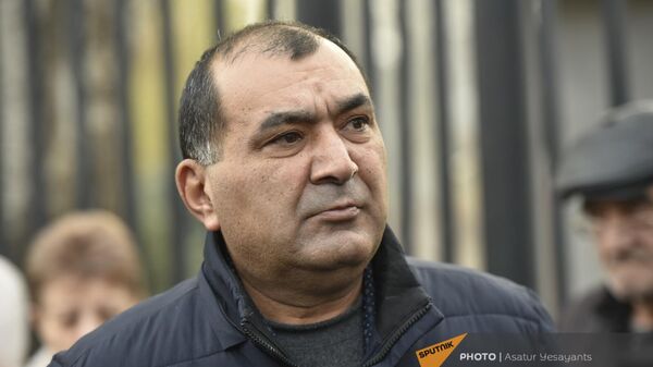 Тиран Хачатрян в числе сторонников Айакве на акциш протеста у здания НС (4 декабря 2023). Еревaн - Sputnik Армения