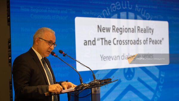Замглавы МИД Мнацакан Сафарян выступает на экспертной конференции на тему “Новые региональные реалии и Перекресток мира” (5 декабря 2023). Еревaн - Sputnik Армения