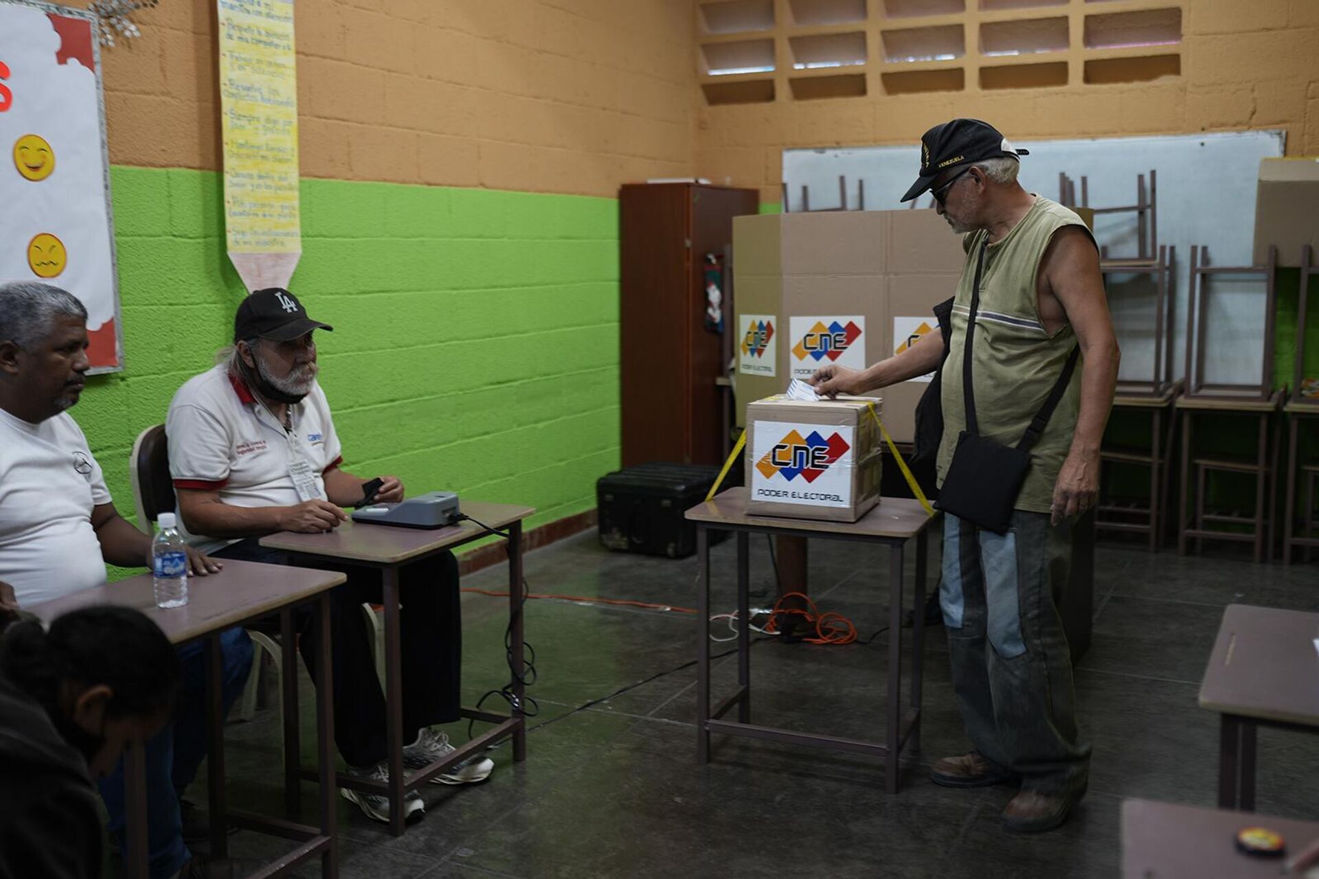 Мужчина кладет свою электронную квитанцию в урну для голосования во время референдума о будущем спорной территории с Гайаной на избирательном участке в Каракасе (3 декабря 2023). Венесуэла - Sputnik Արմենիա, 1920, 05.12.2023