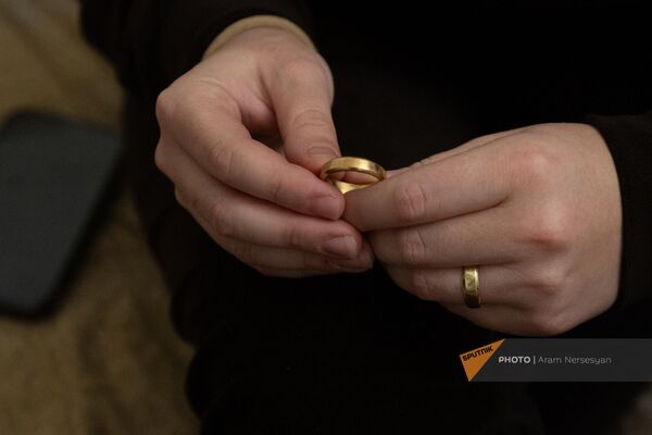 Берта показывает обручальное кольцо мужа, которое было у него на пальце в момент взрыва - Sputnik Армения
