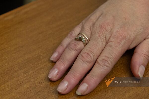 Зарине носит на пальце обручальное кольцо погибшего мужа - Sputnik Армения