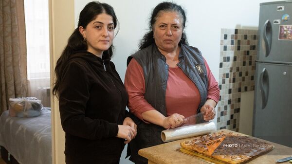 Берта Шахраманян со своей матерью Зарине - Sputnik Армения