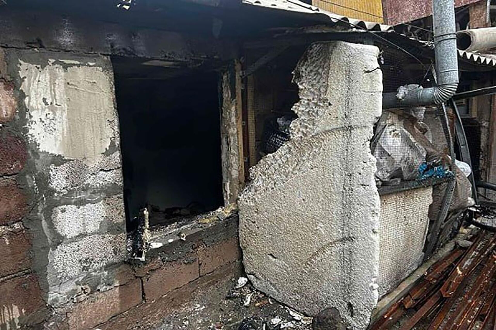 Последствия взрыва и пожара в одном из домов на улице Вштуни (5 декабря 2023). Еревaн - Sputnik Արմենիա, 1920, 06.12.2023