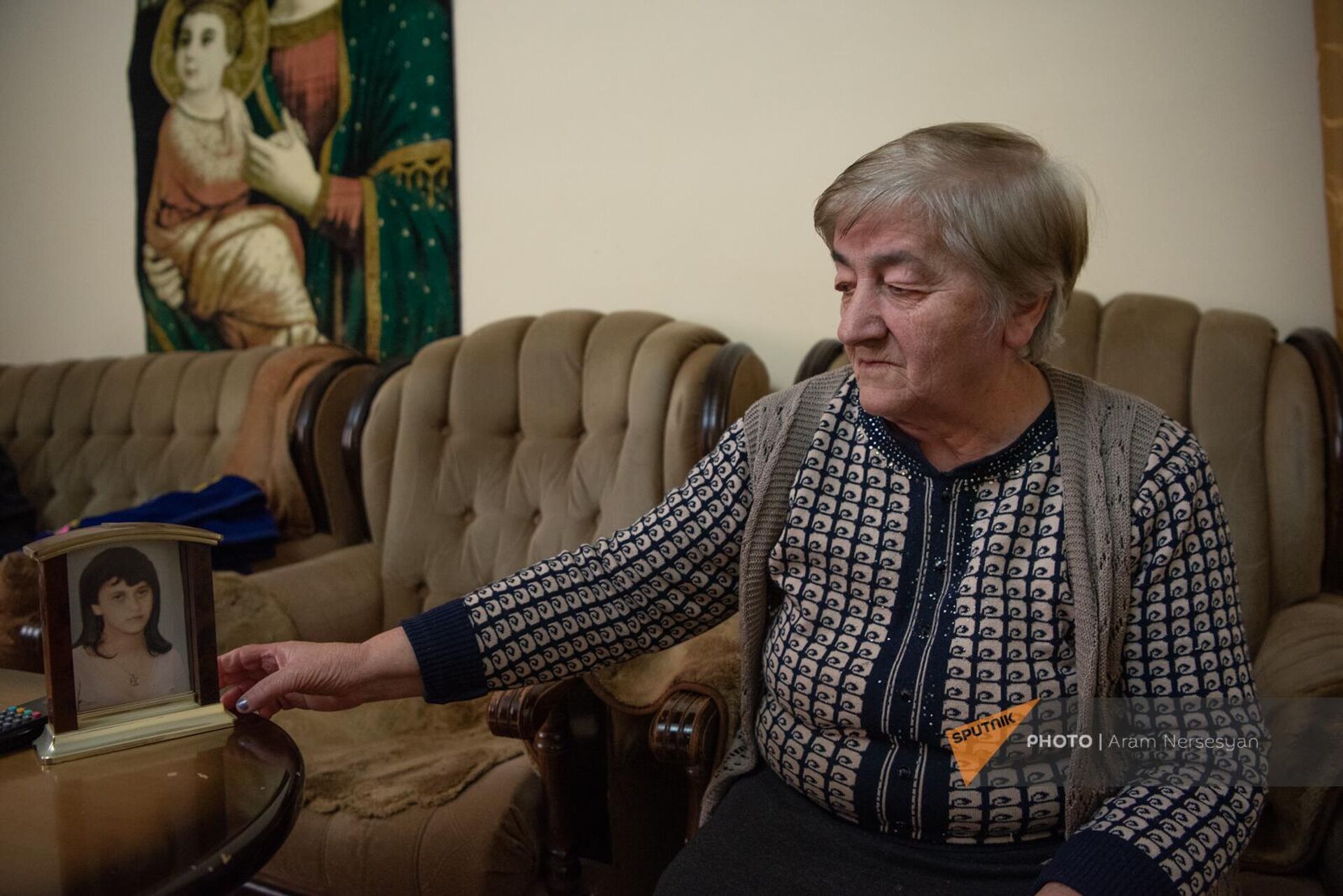 Жительница Ширакамута Пируза Саргсян показывает фото дочки, погибшей во время землетрясения - Sputnik Армения, 1920, 07.12.2023
