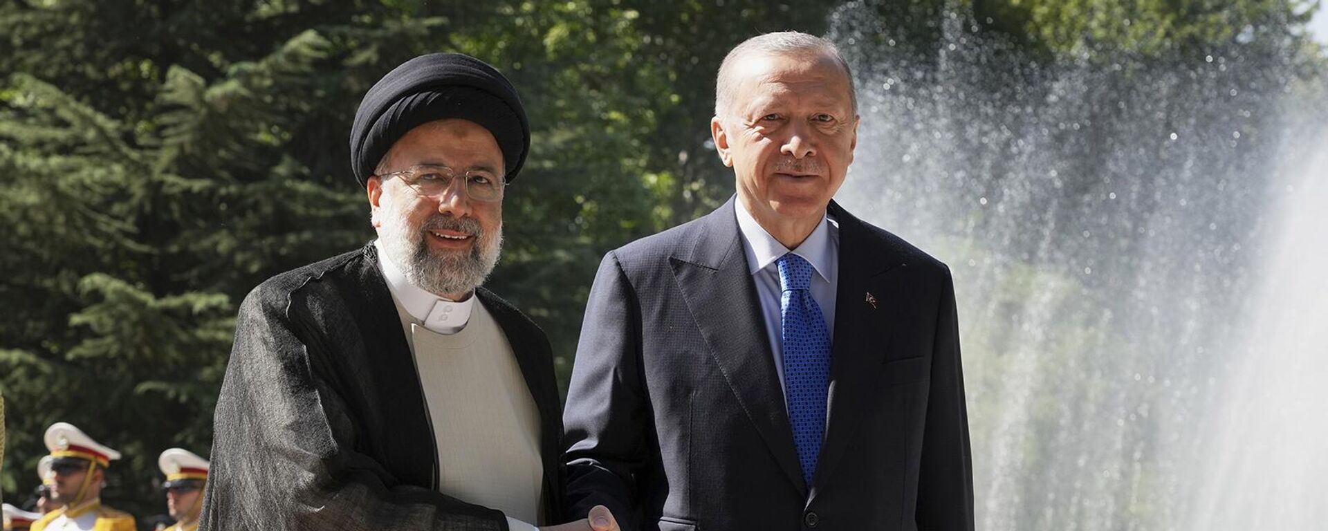 Президент Ирана Эбрагим Раиси приветствует своего турецкого коллегу Реджепа Тайипа Эрдогана во время церемонии встречи во дворце Саадабад (19 июля 2022). Тегеран - Sputnik Армения, 1920, 23.01.2024