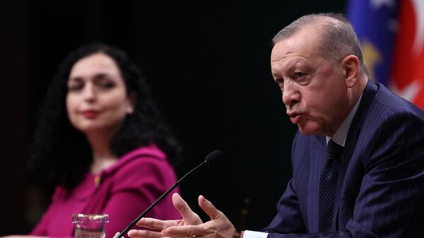 Президент Турции Реджеп Тайип Эрдоган и президент Косово Вьоса Османи-Садриу на совместном брифинге (1 марта 2022). Анкара - Sputnik Армения