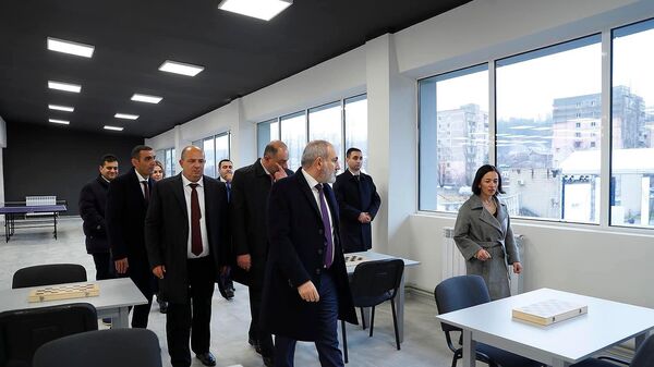Премьер-министр Никол Пашинян и министр ОНКС Жанна Андреасян осматривают реконструированный спортивный комплекс Дилижан (9 декабря 2023). Тавуш - Sputnik Армения