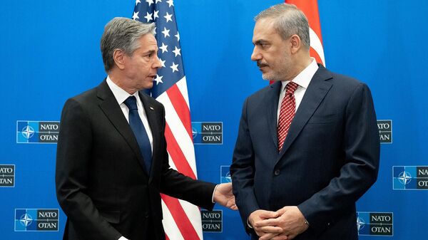 Госсекретарь США Энтони Блинкен беседует с министром иностранных дел Турции Хаканом Фиданом - Sputnik Армения