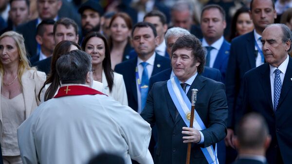 Принявший присягу президент Аргентины Хавьер Милей прибывает в кафедральный собор Метрополитен на межконфессиональную церемонию (10 декабря 2023). Буэнос-Айрес - Sputnik Армения