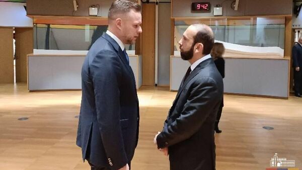 Министр иностранных дел Арарат Мирзоян встретился с литовским коллегой Габриелиусом Ландсбергисом (11 декабря 2023). Брюссель - Sputnik Армения